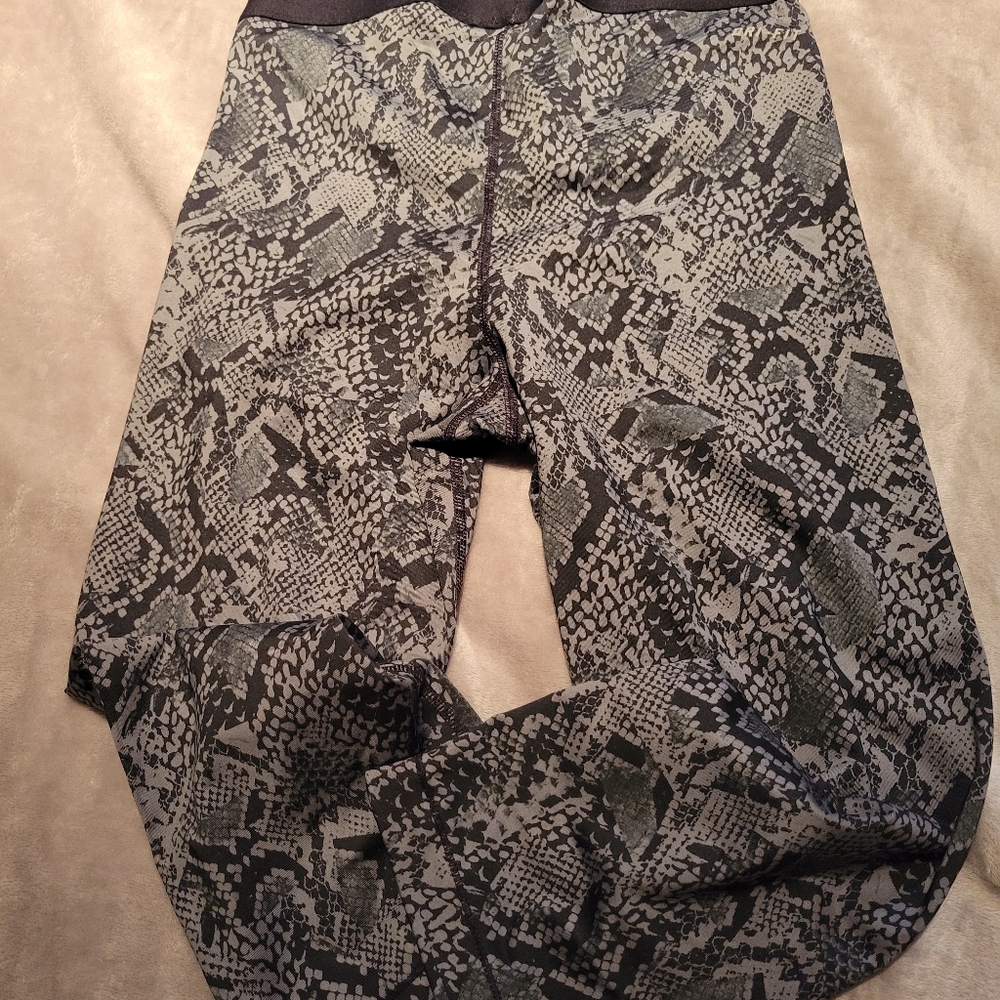 Nike Pro running Capri tights